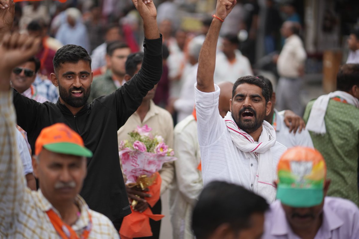 MangilalGodaraP's tweet photo. राष्ट्र निर्माण में करें योगदान...

#भाजपा के पक्ष में करें मतदान...

#bikaner🔥
#ModiKaArjun🚩
#AbkiBaar400Paar✌️
#Phirekbaarmodisarkar2024 https://t.co/DQCvmjvHYp
