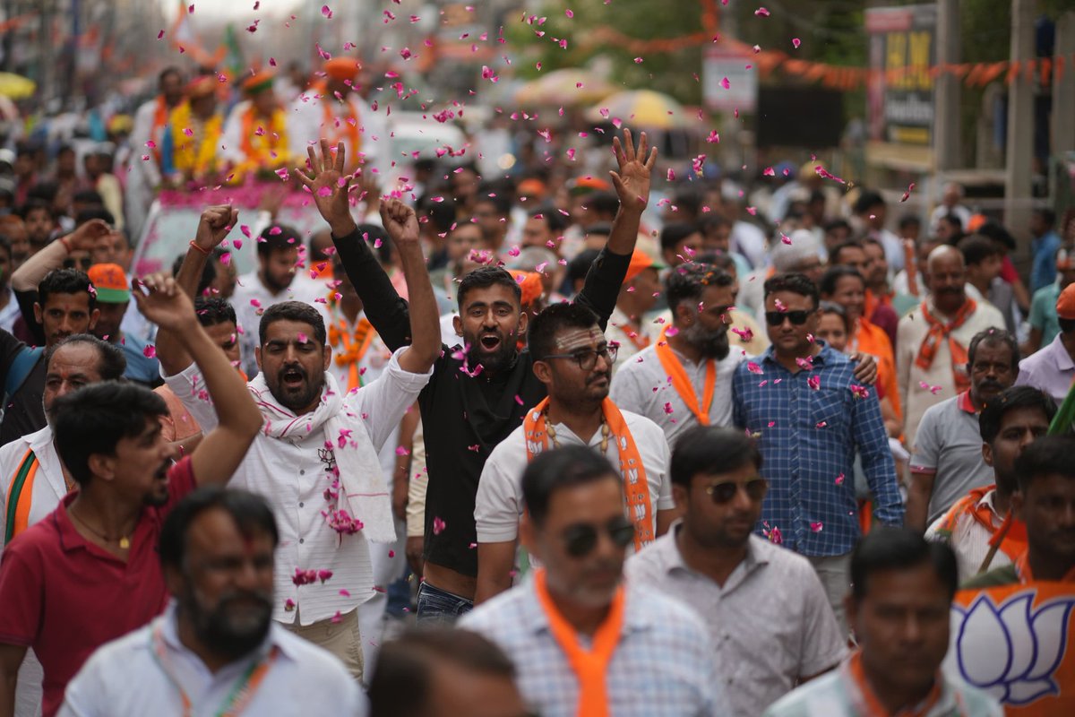 MangilalGodaraP's tweet photo. राष्ट्र निर्माण में करें योगदान...

#भाजपा के पक्ष में करें मतदान...

#bikaner🔥
#ModiKaArjun🚩
#AbkiBaar400Paar✌️
#Phirekbaarmodisarkar2024 https://t.co/DQCvmjvHYp