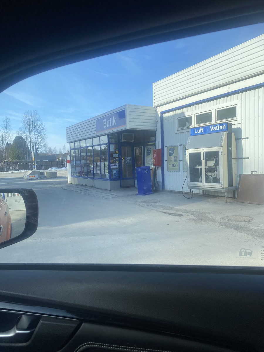 SlutaUrbanisera's tweet image. Här är en bra mack. GULF i Vännäs. Dom har oljor, filter, tändstift, maggot och gedigen snus-kyl. Dom vet i regel vilket tändstift du ska ha också om du själv är osäker. 
Fyll gärna på med fler riktiga mackar runt om i landet