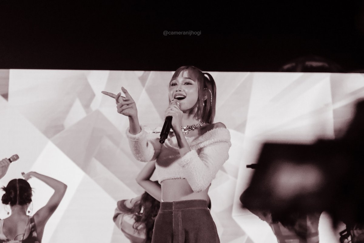 rainbowchipss's tweet photo. THANK YOU FOR THIS PHOTO MAY LOCK SCREEN NAQ https://t.co/CSLmEFbYUM