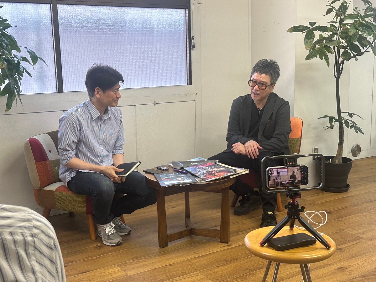 kazz_nishikiori's tweet photo. 昭和40年男、テーマは洋画でした。
浜口さん当時の映画の事、ホント詳しいのは去ることながら、パンフのコレクションも凄いです。
こないだから、動画と連動の試みをしてます。
今年はイヤーオブザドラゴン、ブルース・リーの生誕84年の干支なので、又今井店長ントコ行って、対談したいなぁ〜・・・
広島まで、AKさんの取材も行きたいですね。
^ ^
あ、錦スポでもいっか！