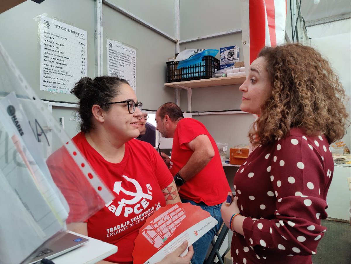 Ayer recibimos la visita en la caseta de #laPCEra2024 de nuestra compañera y parlamentaria Inma Nieto.