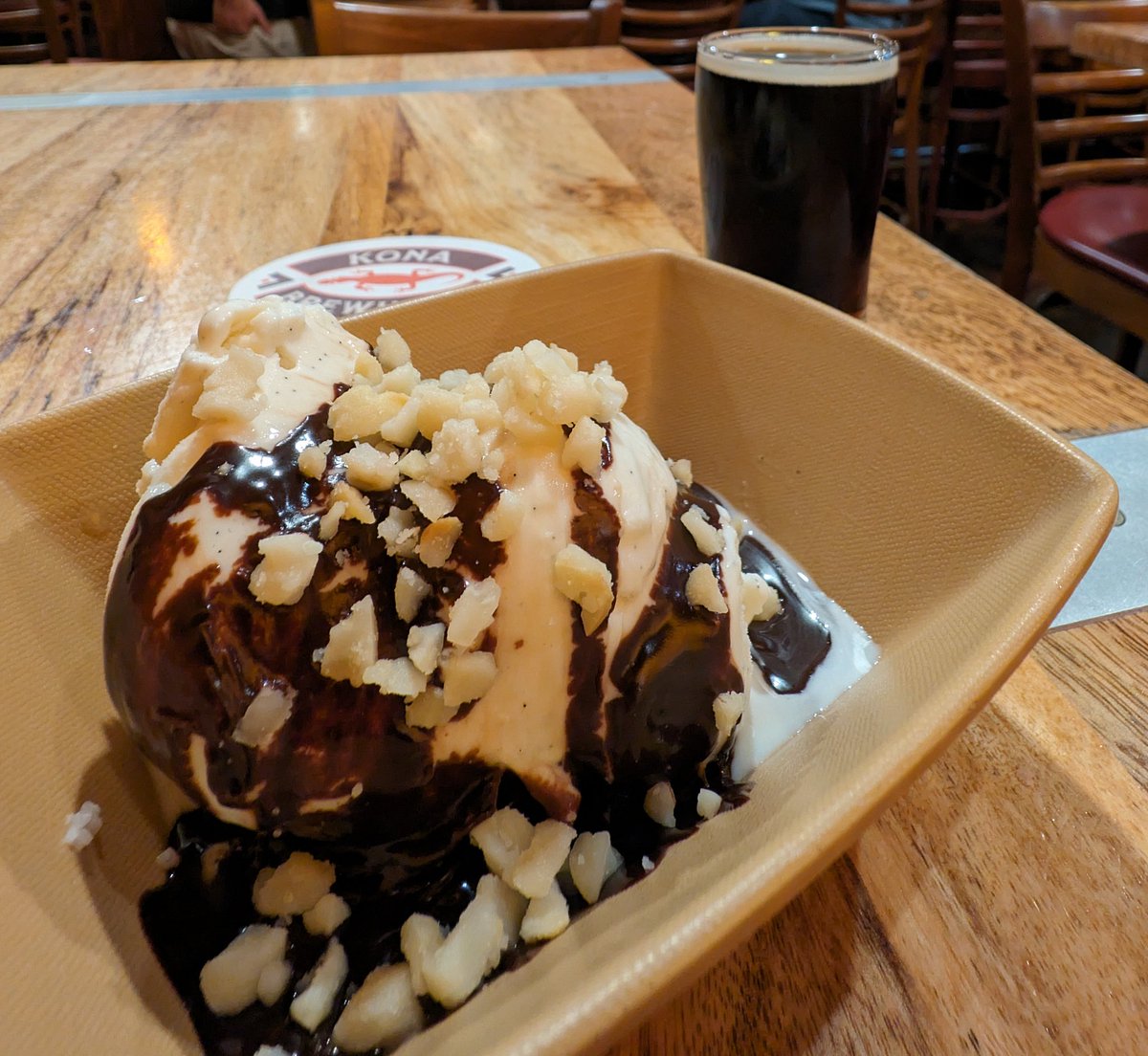 A trip to #Kona is not complete until I hit up @konabrewpub for their #HotFudgeSundae! The waiter just brought me a shooter of hot fudge sauce that is made with their #BlackSandPorter I'm telling you it's unreal yummy 🍫 🍺 🍨 #WenDoesVacay #islandlife #beer #sundae #Wanderlust