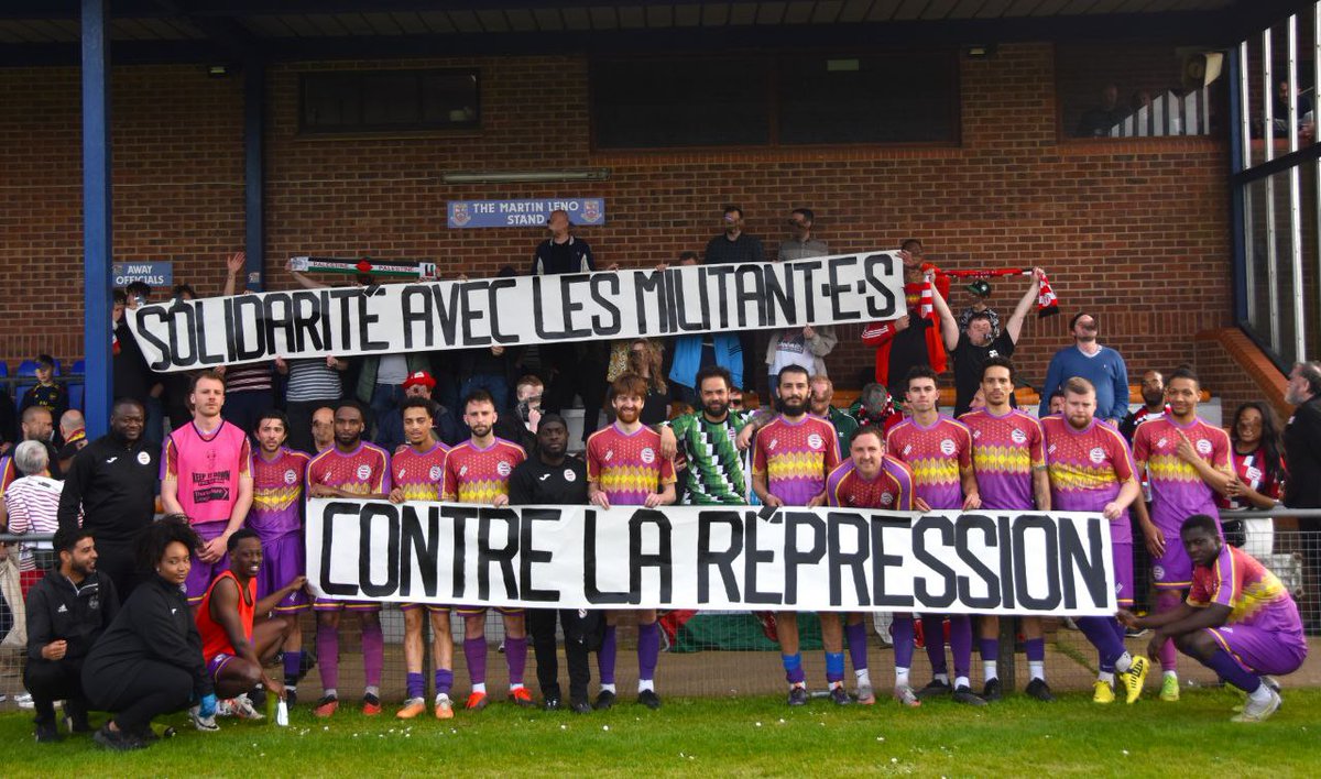 Nei giorni scorsi il Clapton CFC, una squadra di calcio popolare inglese, ha mandato un messaggio contro la repressione dei militanti ambientalisti e pro-Palestina in #Francia. 👇