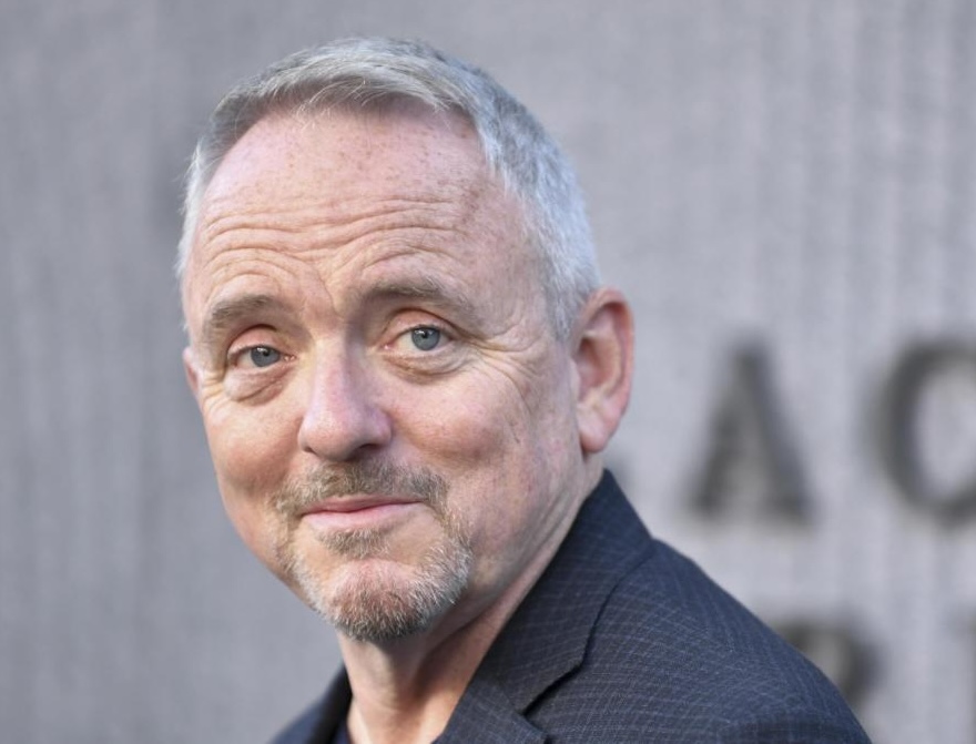 El festival @valencianegra homenajeará a Dennis Lehane por su destacada contribución a la literatura criminal, con títulos como 'Mystic River' o 'Shutter Island'. El autor participará en un encuentro exclusivo online antes de recibir el premio. Info ➡️ valencianegra.com/events/uno-de-…