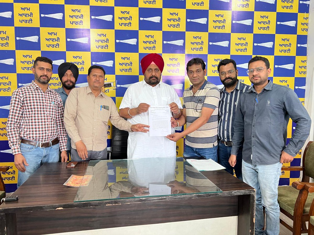 lmbunion_punjab's tweet photo. ਖੇਤੀਬਾੜੀ ਵਿਕਾਸ ਬੈਂਕ ਫਿਰੋਜ਼ਪੁਰ ਵੱਲੋਂ ਹਲਕਾ MLA ਫਿਰੋਜ਼ਪੁਰ ਸ਼ਹਿਰੀ, ਸ਼੍ਰੀ ਰਣਬੀਰ ਸਿੰਘ ਭੁੱਲਰ ਜੀ  ਨੂੰ ਮੁਲਾਜਮਾਂ ਦਾ pending ਪੇ ਕਮਿਸ਼ਨ ਅਤੇ ਹੋਰ ਮੰਗਾਂ ਸਬੰਧੀ ਮੰਗ ਪੱਤਰ ਦਿੱਤਾ ਗਿਆ। ਉਹਨਾਂ ਵੱਲੋਂ ਇਸ ਪੱਤਰ ਦੀ ਕਾਪੀ ਖਜਾਨਾ ਮੰਤਰ @HarpalCheemaMLA ਜੀ ਨੂੰ ਵੀ ਭੇਜੀ ਗਈ।  @BhagwantMann @AAPPunjab https://t.co/SedwtlTqOA
