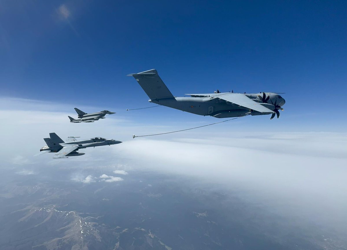 🇪🇸 aircraft deployed to 🇱🇹🇷🇴 combined their efforts and flew a #NATO mission, shielding airspace over Romania 🇷🇴 🇪🇸 Eurofighters, F/A-18 & A400M air-to-air refuelling aircraft operated across a distance of 2,000 kilometres Read more: ac.nato.int/archive/2024/E… #SecuringTheSkies