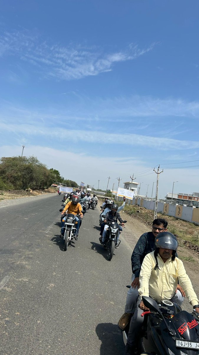 DesarAero's tweet photo. મતદાન જાગૃતિ અન્વયે ડેસર વહિવટી તંત્ર દ્વારા બાઇક રેલીનું આયોજન કરવામાં આવેલ હતું.જેમાં તાલુકા પંચાયત /મામલતદાર કચેરી,શિક્ષણ વિભાગ,પોલીસ ખાતાના કર્મચારી તથા ડેસર તાલુકાના યુવા જાગૃત નાગરિકો દ્વારા ભાગ લેવામાં આવેલ. @ECISVEEP @CollectorVad @SdmSavli https://t.co/xLTu4JyOPq
