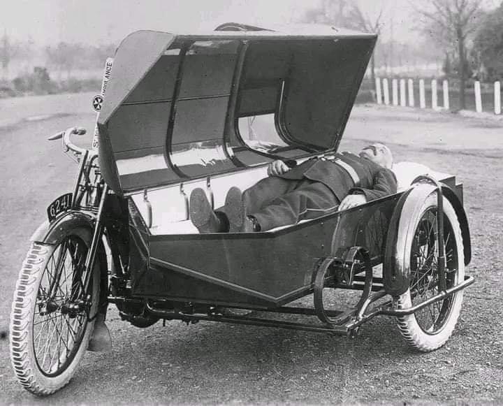 LUDDblog's tweet photo. Ambulancia en motocicleta Harley-Davidson (1920) 🚀 https://t.co/PVTcxbWIbr