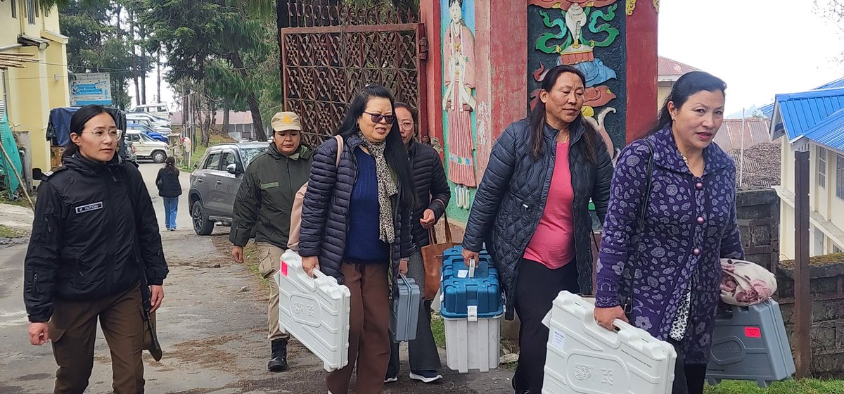 diprotawang's tweet photo. The all Women team #PinkPollingstations of Tawang district on their journey towards respective polling stations to celebrate #Loktantrakamahaparv https://t.co/FUEkok99bu