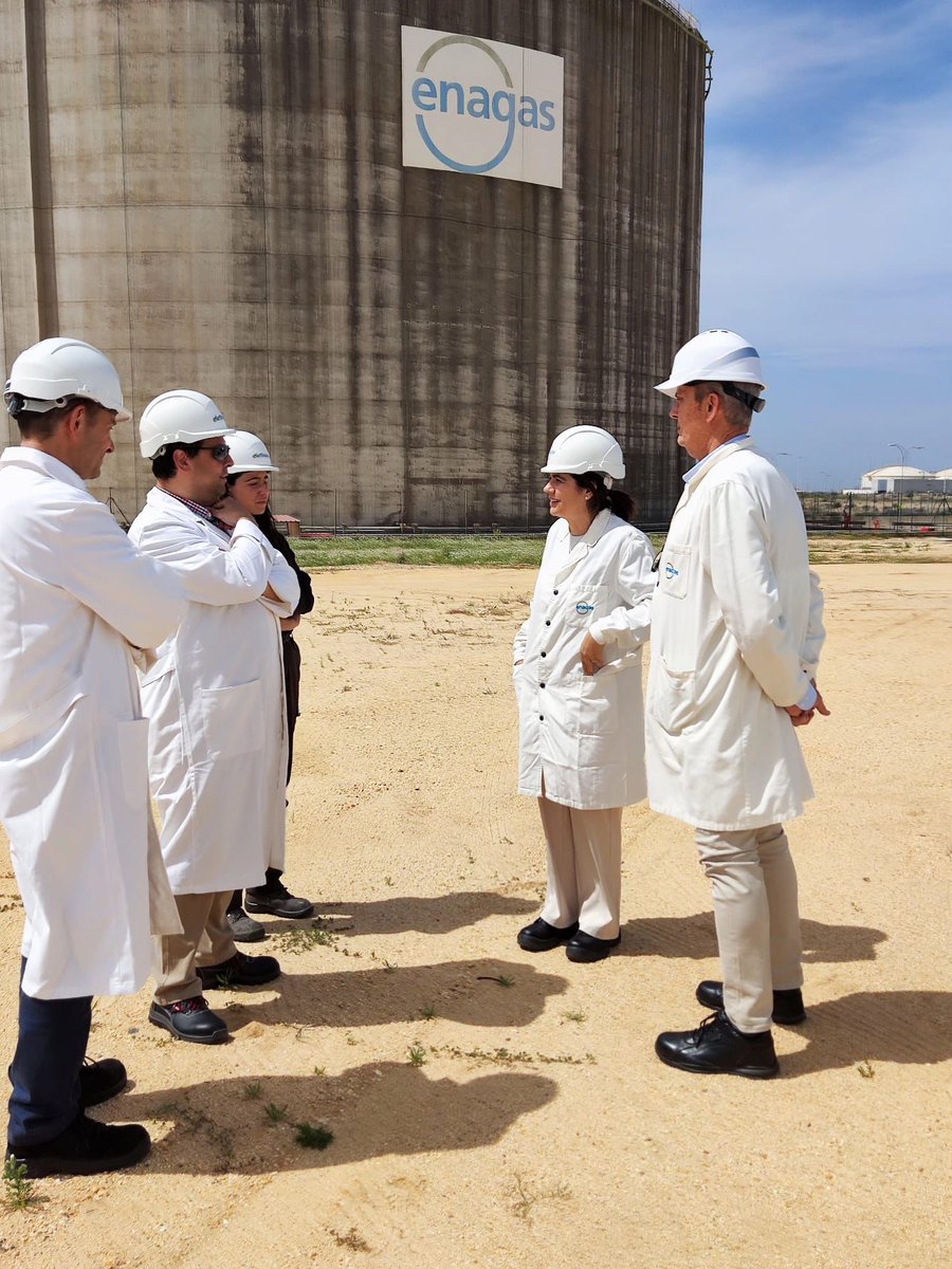 🔌💡 La delegada territorial de @IndustriaAnd, @lu_nunez, ha visitado  las instalaciones de la empresa ENAGÁS, en #PalosdelaFrontera. La delegada ha entregado al director de Enagás, Juan Del Olmo, la autorización de explotación para una nueva planta fotovoltaica de autoconsumo