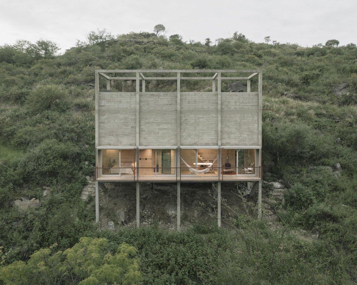 Otro maravilloso #juevesdearquitectura ! La Casa Taller, en La Paisanita, Argentina, de Agustín Berzero, Manuel Gonzalez Veglia, Tectum arquitectura, 2020, ofrece unas vistas claras del río y la montaña, un espacio para la contemplación y las actividades intelectuales.