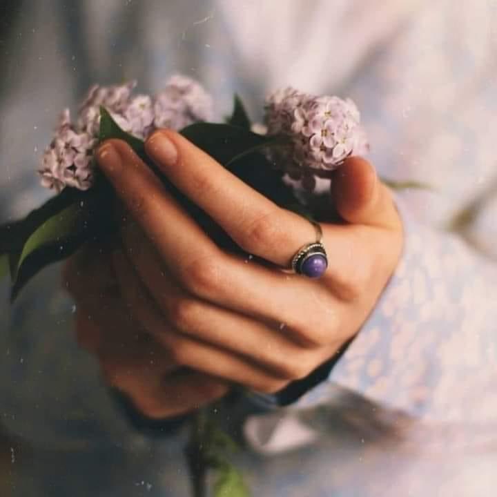 سکھ  ایک جیسے ہو سکتے ہیــــں ... پر ہر دکھ  کی کہانی مختلف ہوتی ہے .....!!!🖤