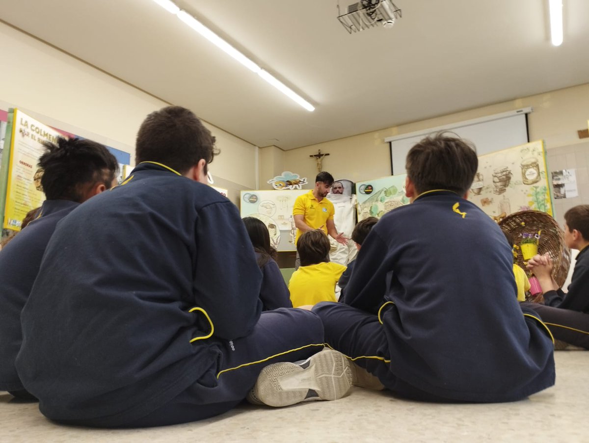 #Burgos Continuamos con nuestras visitas guiadas a los alumnos del @ColegioCirculo y mostrando la importancia de los polinizadores y las abejas, para nuestro día a día y la necesidad de cuidarlos. #sensibilizaciónambiental #polinizadores #abejas