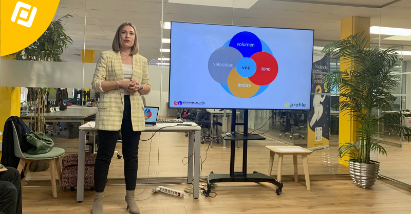 Esta semana, nuestra oficina de Madrid se convirtió en un escenario de aprendizaje con la experta <a href="/Esther_coach/">Esther Martín</a>, profesora de #ComunicaciónEficaz. Este taller nos equipó con herramientas y habilidades esenciales para fortalecer nuestra confianza y liderazgo personal. 🗣️