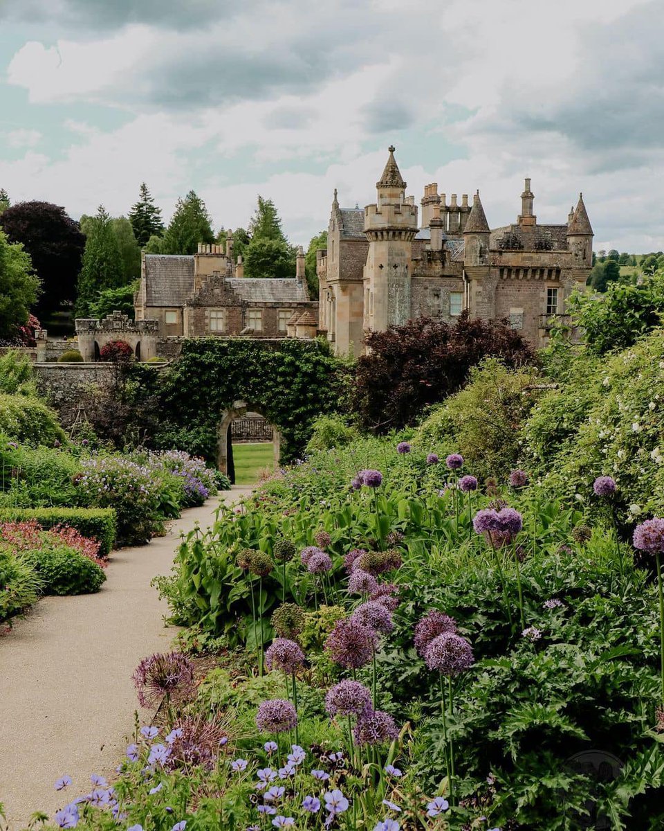 Located on the banks of the river Tweed in the Scottish Borders sits a 19th century Baronial mansion and its gorgeous gardens. This is the place where the famous Scottish writer, Sir Walter Scott spent years of his life.🦄🏴󠁧󠁢󠁳󠁣󠁴󠁿