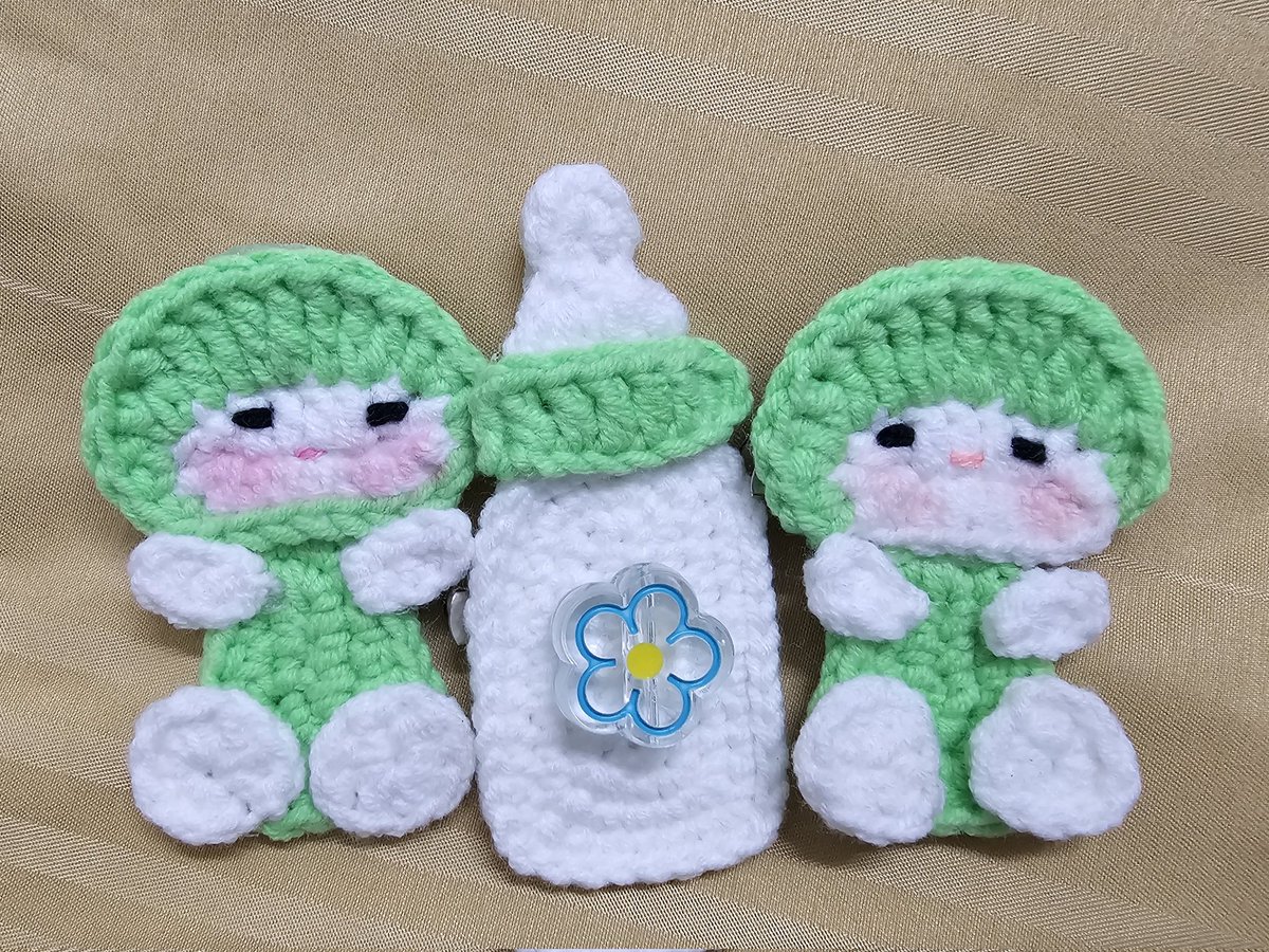 Let's exchange love 👶🍼💚✅

Crochet Nong Babii and baby bottle as brooch and hair clip.
Give me any OG thing you have to exchange for one of them.

See you in 20/Apr
Union Hall
From Kate with love 💚💚
#NongBabii
#BABII247Concert 
#OffGun