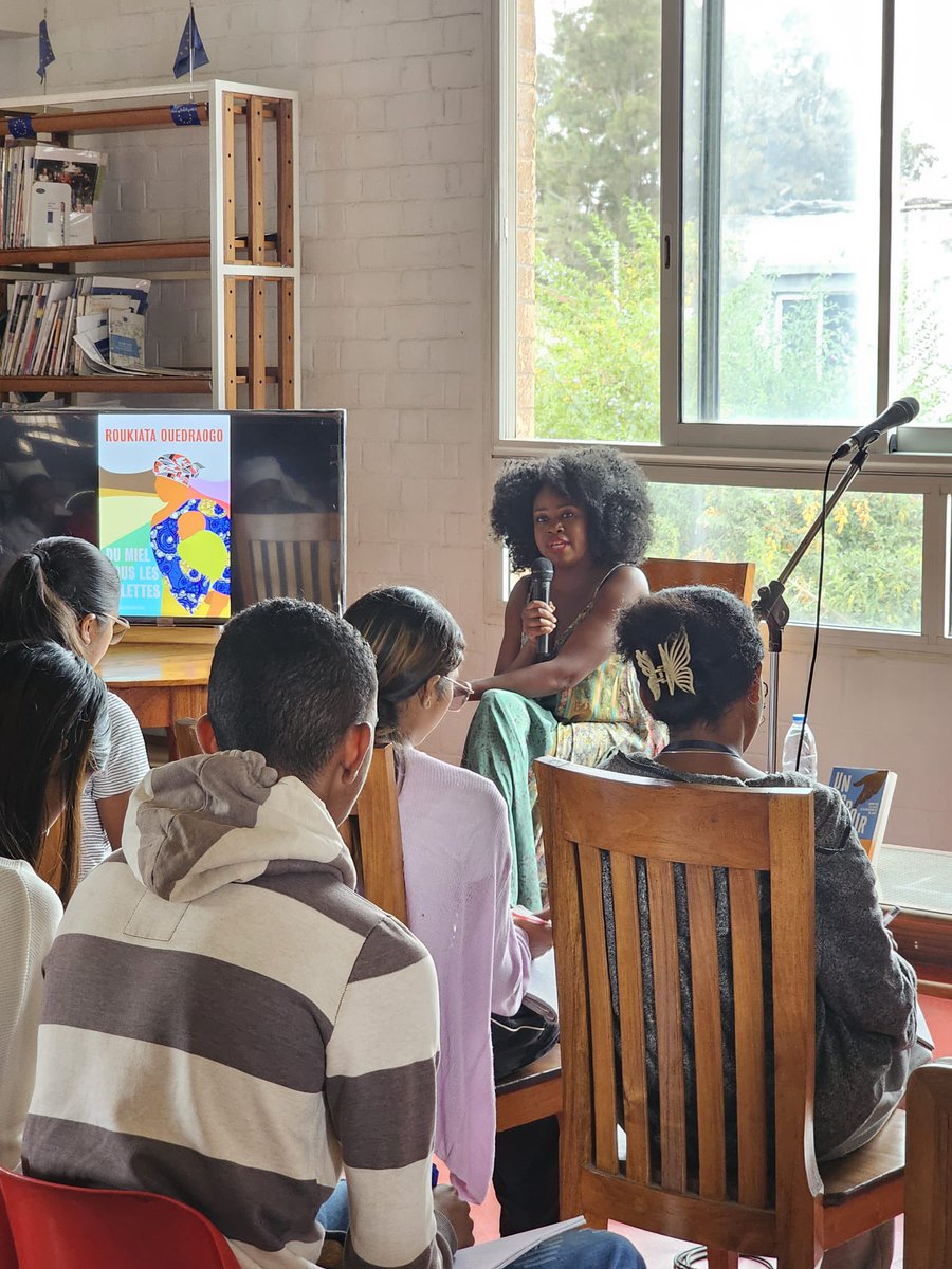 Un très bel échange avant hier à la médiathèque de l’Alliance Française de Antananarivo avec les étudiants atour de mes trois oeuvres « Du Miel Sous les galettes » « Le Petit Mari » chez @istyaetcompagnie et « Un Espoir Rêvé » chez @rageotediteur.