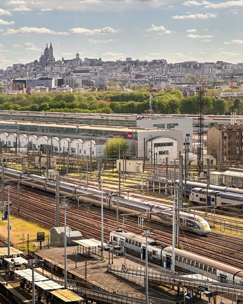 CheminsdeFerTC's tweet photo. Une rame =>#Eurostar (Siemens) en mouvement à =>#Paris-Nord à hauteur de la gare de #StadedeFranceSaintDenis alors que du matériel =>#Transilien =>#Z20500 et =>#VB2N circule dans les parages.
Auteur : François Reiniche par https://t.co/WhYjduFR0W https://t.co/Mai5SOACHO
