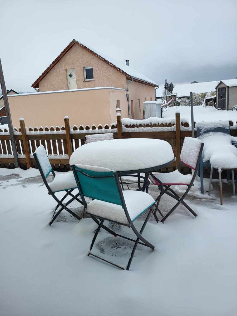 On relève jusqu'à 20cm de #neige après les chutes de ces dernières 48h ce matin à Fourgs dans le #Doubs à environ 1150m d'altitude. Photo via : @Meteo_FC_