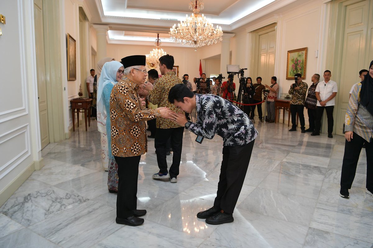 Halal bihalal dengan segenap pejabat dan pegawai Sekretariat Wakil Presiden (Setwapres) di Istana Wakil Presiden RI Jakarta Pusat.