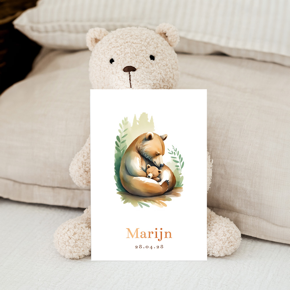 Lief #geboortekaartje met een lieve #beer die haar babybeertje in haar armen houdt. Pas deze schattige kaart van #koningkaart aan met onze editor en bestel een drukproef voor de perfecte finishing touch.