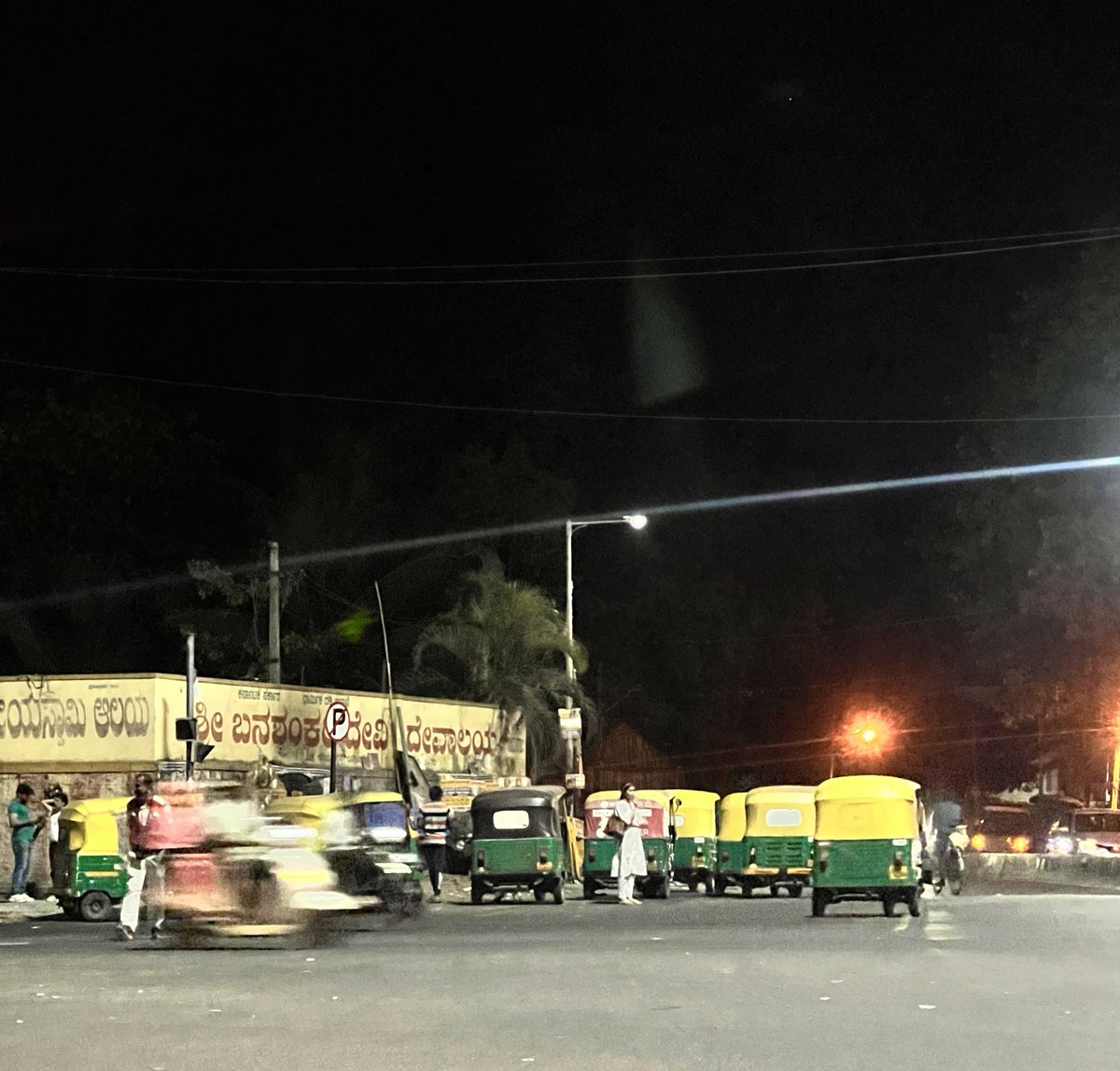 Normal scene at Banashankari bus stop junction with Autos parked on the road objecting vehicle movement daily post 11pm. @bsktrfps please have a check since using horn or requesting them to give way will invite trouble.