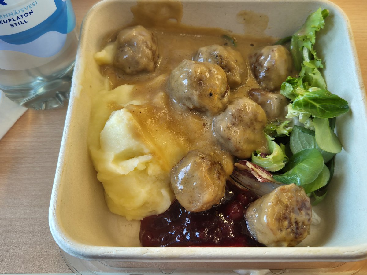 HelmisenAnna's tweet photo. Suomen nopeimmat ja kalleimmat lihapullat. Tilaus 7 annosta, ravintolaan meni appin kautta 1 ja maksuna veloitettiin 123.90 €! Kuittia ja todistetta ei missään:ei spostissa, ei appissa. Ei ihan vastaa kelvollista kokemusta nykytekniikasta. Hieman olisi kehitettävää...@VRmatkalla https://t.co/4yNZkg4TvY