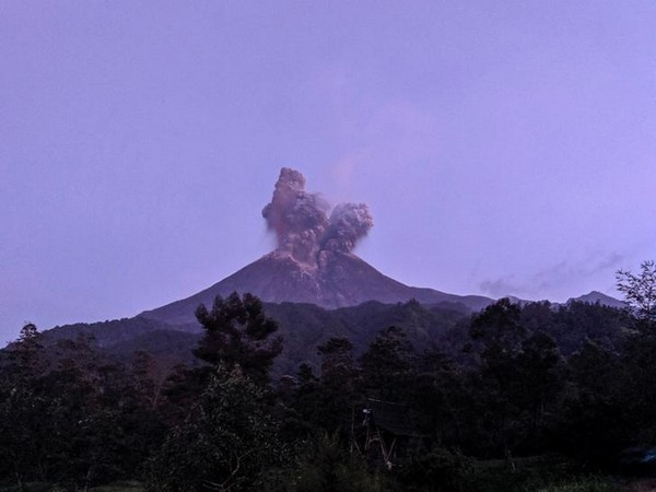 Over 11000 people evacuated as volcano erupts in northern Indonesia, air travel disrupted in region

Read @ANI Story | aninews.in/news/world/asi…
#Indonesia #VOLCANOERUPTION #airtravel