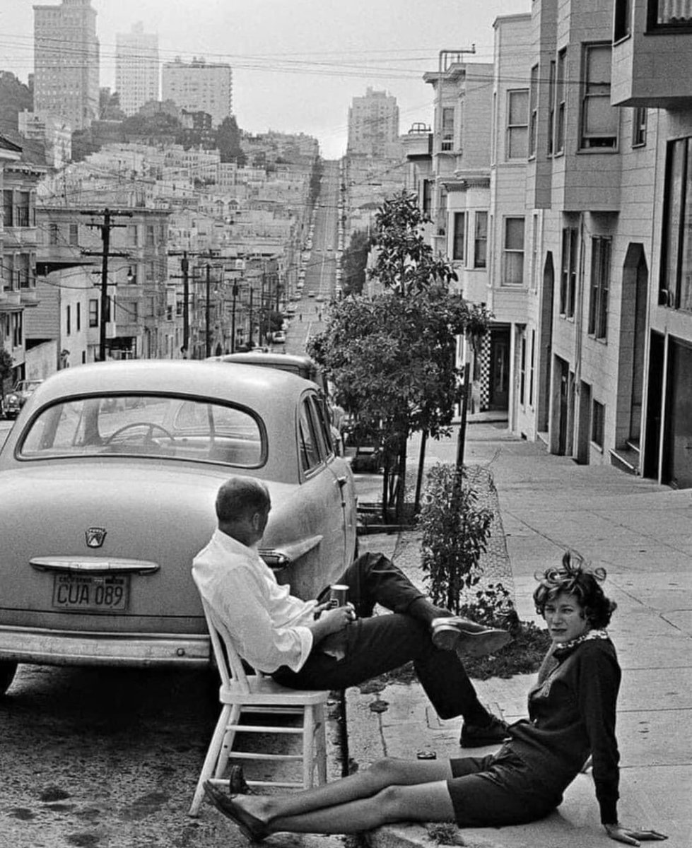 #almostfriday #sanfrancisco #california #1960 #streetlife #streetscene #citylife #cityphotography #couplephotography #blackandwhitephotography #lifestylephotography #peoplephotography #beyondcoolmag #motion #travel #urban #life 📸Henri Cartier-Bresson