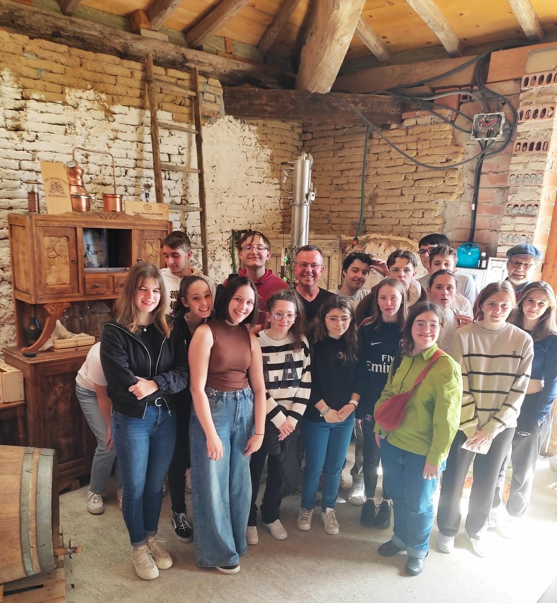 Ravi d'accueillir les étudiants du @restaurant_montauriol du Lycée Theas de Montauban pour une séance découverte dans l'élaboration et production du Gin de Saint Amans!  #ginproduction #learning #authentic #tarnetgaronne #artisan #france