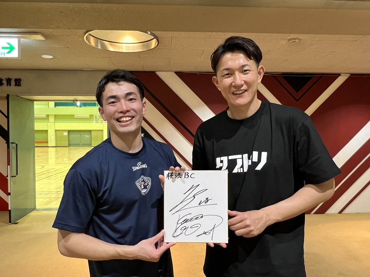 dabu_dori's tweet photo. 【#ダブドリ Vol.20重大告知】

4月26日発売のダブドリVol.20ですが…
#横浜ビー・コルセアーズ さんでは
5月4日、5日の横浜BUNTAIでのホームゲームでの会場販売(数量限定)を行っていただきます🙇‍♂️
@b_corsairs 
ぜひ、会場でご購入いただければと思います。そこで…

🌟重大告知①
横浜BUNTAIでの販売分に限り‼️
#森井健太 選手の特別カバーをプレゼント🎁(数量限定のため、売り切れ次第終了)

詳細は追って告知させていただきますので、ダブドリと横浜ビー・コルセアーズさんの公式Xのフォローを☑️

🌟重大告知②
#川村卓也 さんに担当いただきました森井選手のインタビュー・撮影動画を公開🎥

ダブドリVol.20 ロングインタビュー03 横浜ビー・コルセアーズ  森井健太 「横浜が脅威を与える瞬間へ」インタビュー・撮影風景
動画はこちら💁
https://t.co/1ZnK2KXUVp

🌟重大告知③
今回、森井選手と川村さんのスペシャルサイン色紙をいただきました！
そちらを抽選で
1名様
にプレゼント🎁
応募方法は
@b_corsairs 
@dabu_dori 
をフォローしてこのポストをリポストで完了🙆
動画の感想を引用でコメントいただくと
当選率は2倍です🔥
お申し込み期間は
ダブドリVol.20が発売の
【4月26日まで】

たくさんのご応募をお待ちしております！