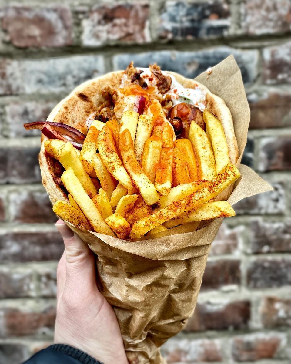 Heading into York to enjoy Shambles Food Court's stunning food and drink. With so many options to choose from, such as this Chicken & Halloumi Gyros! 🤤 visityork.org/shambles-food-… 📷 carly__loves__food