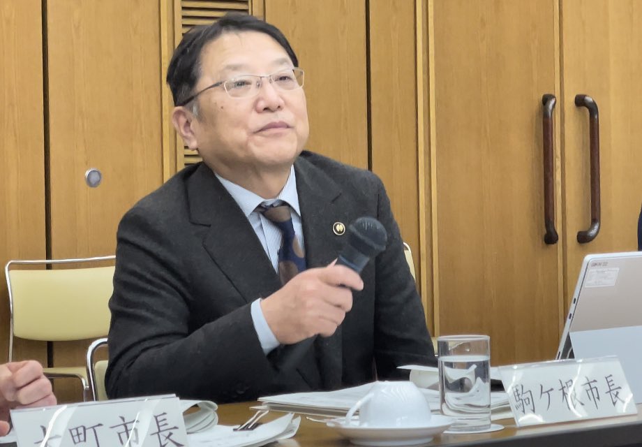 Seiji_Ya's tweet photo. 【第154回長野県市長会総会②】

◉水道管の耐震性を高めていくには…

▶︎須坂市の三木市長さんからの提案のあった『水道施設耐震化事業の財政支援に係る採択基準の見直しについて』趣旨は、耐震化を支援する財源は､『生活基盤施設耐震化等交付金』ですが、その採択基準と採択要件のハードルが高いので緩和してほしいというものです。
私から…
賛成であることを明確にした上で、新しい技術を用いて耐震化すべき水道施設を縮小していくことを提案させてもらいました。
佐久水道企業団では、1,000kmを越える配管設備がありますが、耐震化は37%。そして1年間の耐震化の進捗は、約10kmで1%に満たない進捗です。このスピード感では、災害対応に対応出来ているとは言い難い現状です。
人口減少、そして超々高齢社会の中で50年後、100年後も今までと同じ距離の水道管を維持、強化していくことは、困難になると思います。

そこで今回の能登半島地震で注目されたWOTA https://t.co/ZDoVtjl9Liに関心を寄せています。WOTAは、排水の98%以上を再生して循環利用を可能にする技術です。
こういった技術などを用いて水を運ぶことから場所によっては、循環させることで水道管の絶対距離を縮小させることを考えて欲しい。そして、そういった手法への財政支援を考えてもらいたいことを発言させてもらいました。