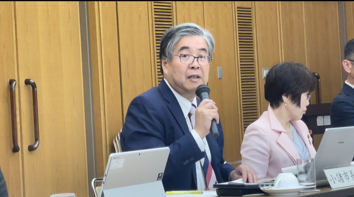 Seiji_Ya's tweet photo. 【第154回長野県市長会総会②】

◉水道管の耐震性を高めていくには…

▶︎須坂市の三木市長さんからの提案のあった『水道施設耐震化事業の財政支援に係る採択基準の見直しについて』趣旨は、耐震化を支援する財源は､『生活基盤施設耐震化等交付金』ですが、その採択基準と採択要件のハードルが高いので緩和してほしいというものです。
私から…
賛成であることを明確にした上で、新しい技術を用いて耐震化すべき水道施設を縮小していくことを提案させてもらいました。
佐久水道企業団では、1,000kmを越える配管設備がありますが、耐震化は37%。そして1年間の耐震化の進捗は、約10kmで1%に満たない進捗です。このスピード感では、災害対応に対応出来ているとは言い難い現状です。
人口減少、そして超々高齢社会の中で50年後、100年後も今までと同じ距離の水道管を維持、強化していくことは、困難になると思います。

そこで今回の能登半島地震で注目されたWOTA https://t.co/ZDoVtjl9Liに関心を寄せています。WOTAは、排水の98%以上を再生して循環利用を可能にする技術です。
こういった技術などを用いて水を運ぶことから場所によっては、循環させることで水道管の絶対距離を縮小させることを考えて欲しい。そして、そういった手法への財政支援を考えてもらいたいことを発言させてもらいました。