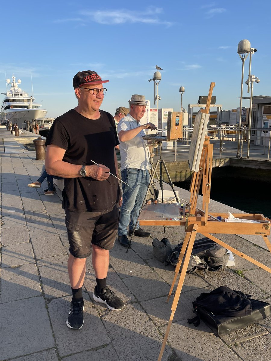 To sit and watch the sun set behind the Salute was something else! Funny to bump into Paul Brown plein air artist, a couple of times… who was filling his suitcase with amazing oil paintings 😍