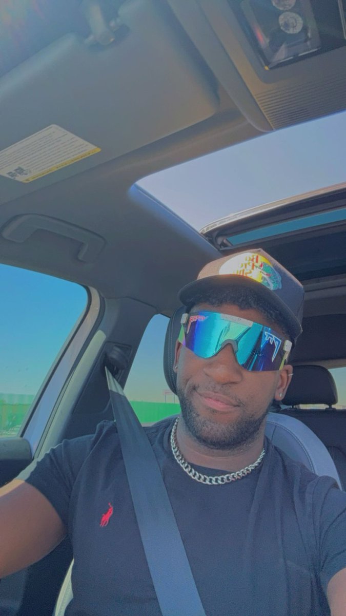 roderick_loving's tweet photo. It’s my 24TH Birthday 🎉🎉🎉 feeling good and living my best life https://t.co/b3TeDNvbhr