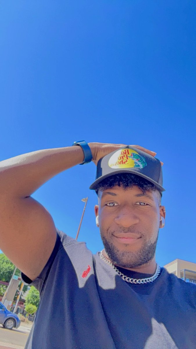 roderick_loving's tweet photo. It’s my 24TH Birthday 🎉🎉🎉 feeling good and living my best life https://t.co/b3TeDNvbhr
