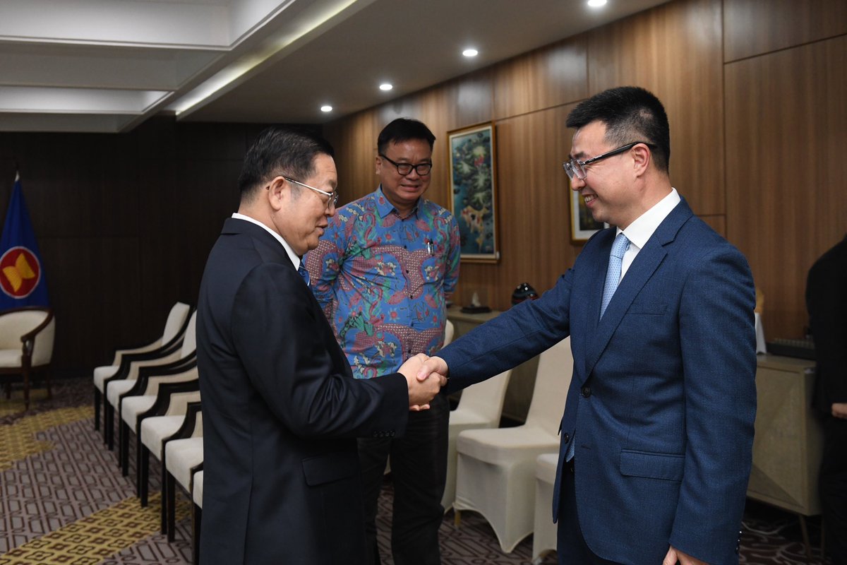 SecGen of ASEAN Dr Kao Kim Hourn met the President of Huawei Asia Pacific, Mr Simon Lin Bai Feng, at the ASEAN Headquarters today. SG Dr Kao highlighted ASEAN's commitment to promoting digital innovation through strategic partnerships with industry leaders.