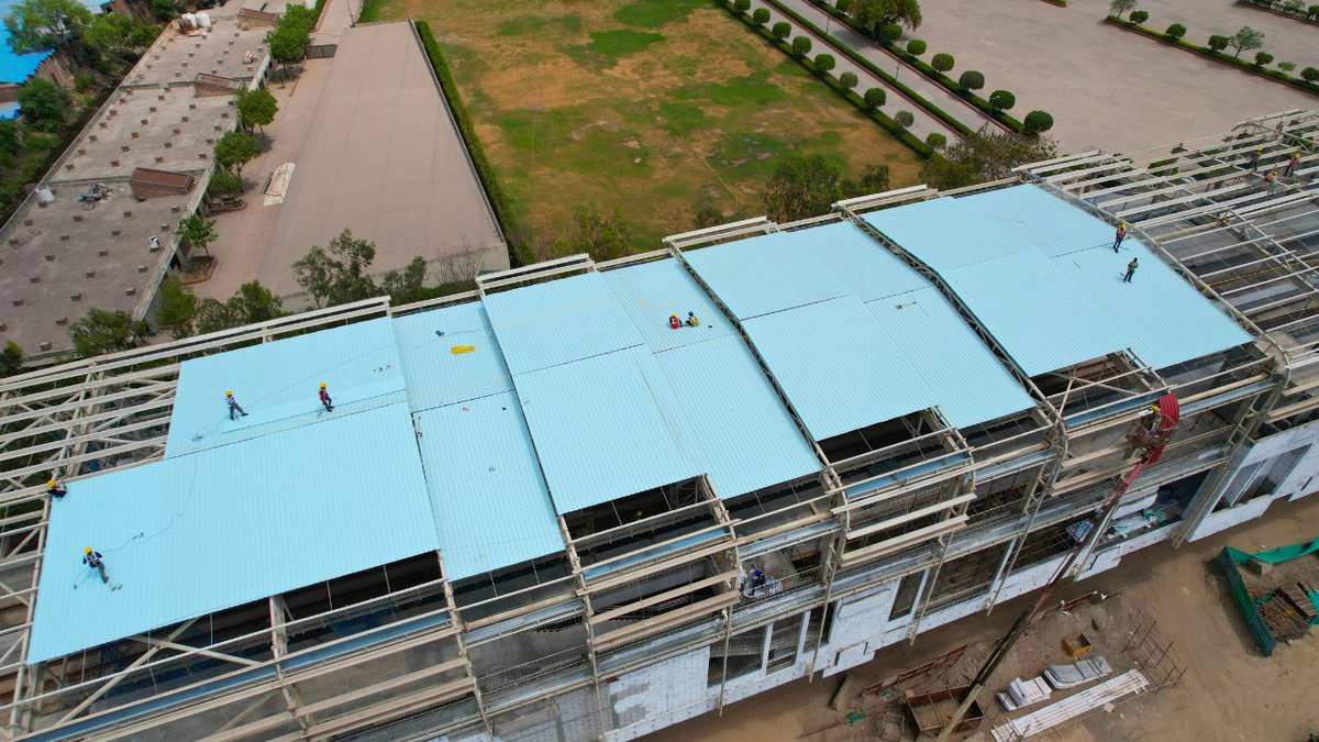 DetoxTravellerr's tweet photo. Delhi Metro #Pink_Line Update 💯 

🔸Steel U-shaped Portal Girders successfully erected over Delhi ORR between Burari &amp; Majlis park Stations

🔸Roof and Facade Work also started on Burari Station

The next update will be provided in May. Stay Tuned!!
@KEC_Intl https://t.co/uM1OYF3yjU