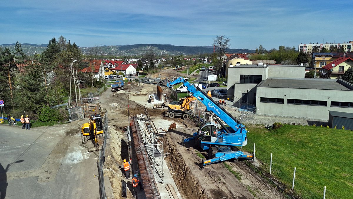 Budowa nowej kolei w #NowySącz nie zwalnia tempa. Przy ul. Asnyka powstaje betonowa podstawa torowiska. Pociągi w tym miejscu pojadą wyżej. Pozwoli to na budowę bezkolizyjnego skrzyżowania torów z drogą - zwiększy się #bezpieczeństwo ruchu 🚄 i 🚗. #FunduszeUE #KPO