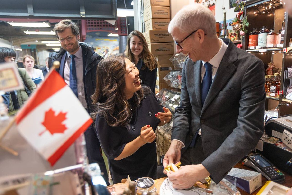 franckriester's tweet photo. Fin de mon déplacement au Canada 🇨🇦 avec @mary_ng, pour découvrir les produits 🇫🇷 du marché Saint-Lawrence de #Toronto. 

C'est parce que nous sommes fiers de nos produits que nous voulons continuer à les protéger dans le cadre d’un commerce juste et bénéfique pour nos producteurs.