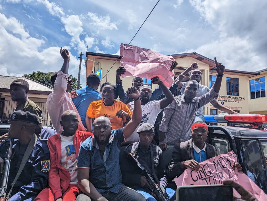 Nos 12 camarades brutalement arrêtés ce mercredi au cours d'une manifestation pacifique dénonçant la forte criminalité urbaine à #Goma ont passé une 1ière nuit en détention à la police. Nous dénonçons cette détention illégale et appelons à leur libération immédiate. #FreeLucha