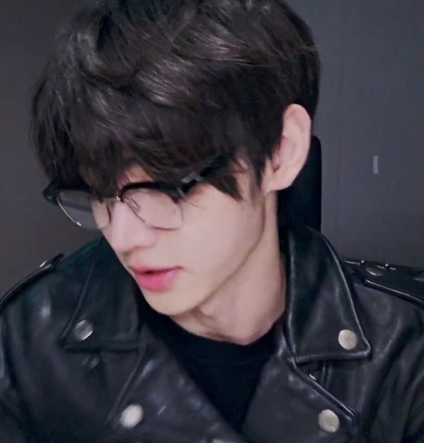 sunghoon's side profile >>