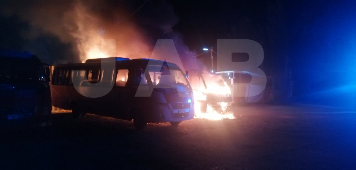 590Rne's tweet photo. San Felipe
Terminal de buses
Incendio en taxibus
Sin peligro de propagacion a otros buses.
Emergencia controlada
@misanfelipe @cbsf1883 @sanfelipeinform @aconcaguaclima @sanfelipeOn @reddeemergencia @RadioPortales @PreludioRadio https://t.co/Gihl971C5P