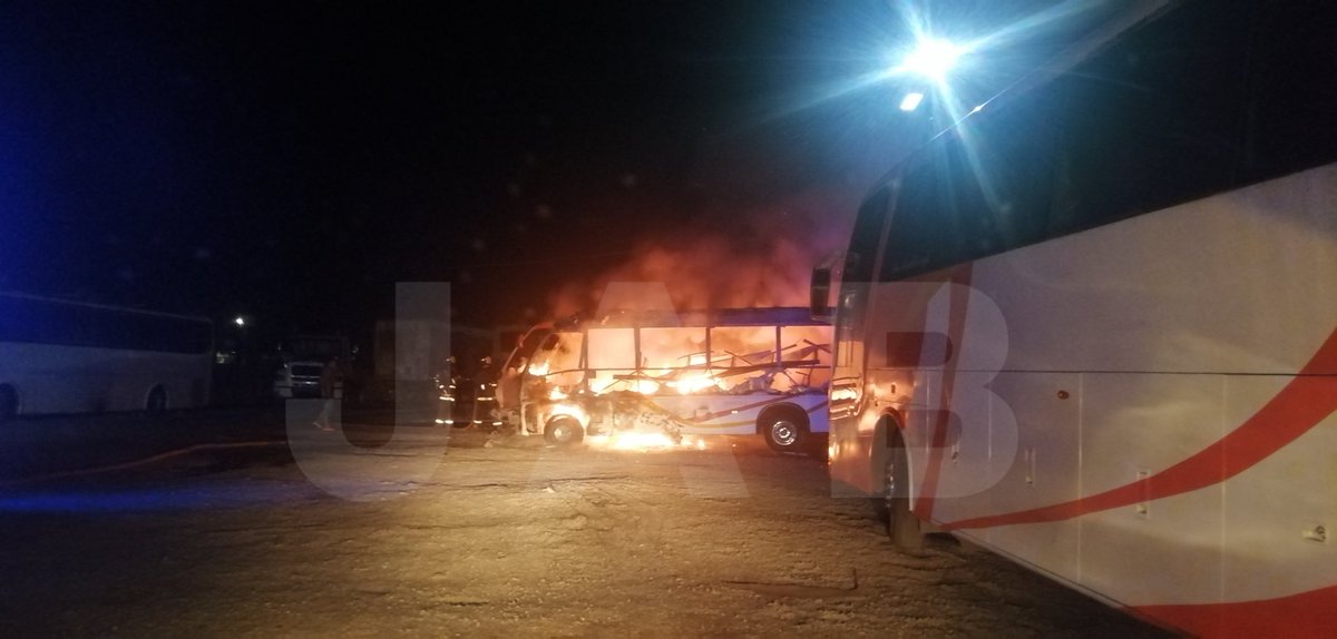590Rne's tweet photo. San Felipe
Terminal de buses
Incendio en taxibus
Sin peligro de propagacion a otros buses.
Emergencia controlada
@misanfelipe @cbsf1883 @sanfelipeinform @aconcaguaclima @sanfelipeOn @reddeemergencia @RadioPortales @PreludioRadio https://t.co/Gihl971C5P