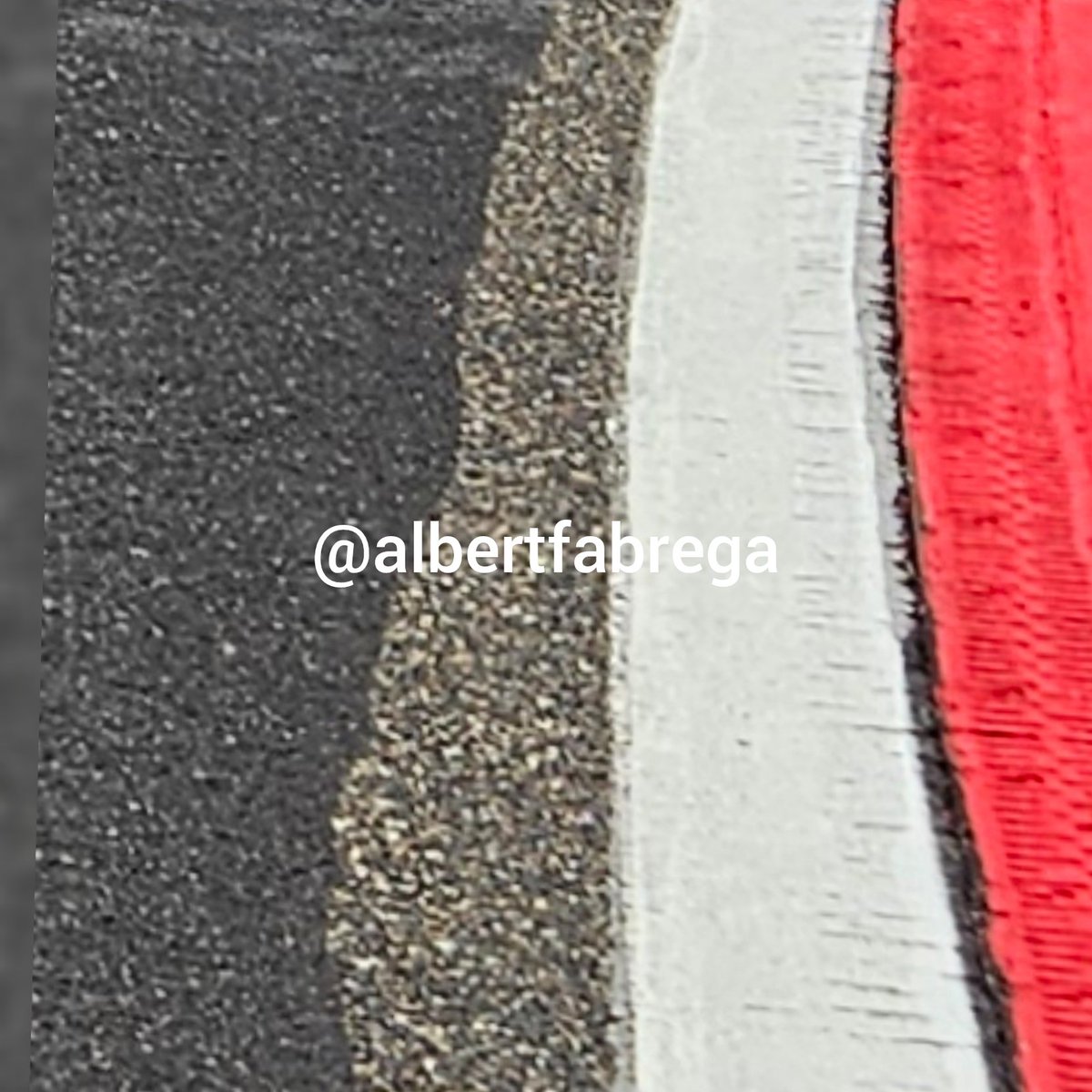 AlbertFabrega's tweet image. En esta foto se ve que algunas de las zonas que parecen reasfaltadas sólo son "pintadas" con alquitran o bitumen.
#f1 #