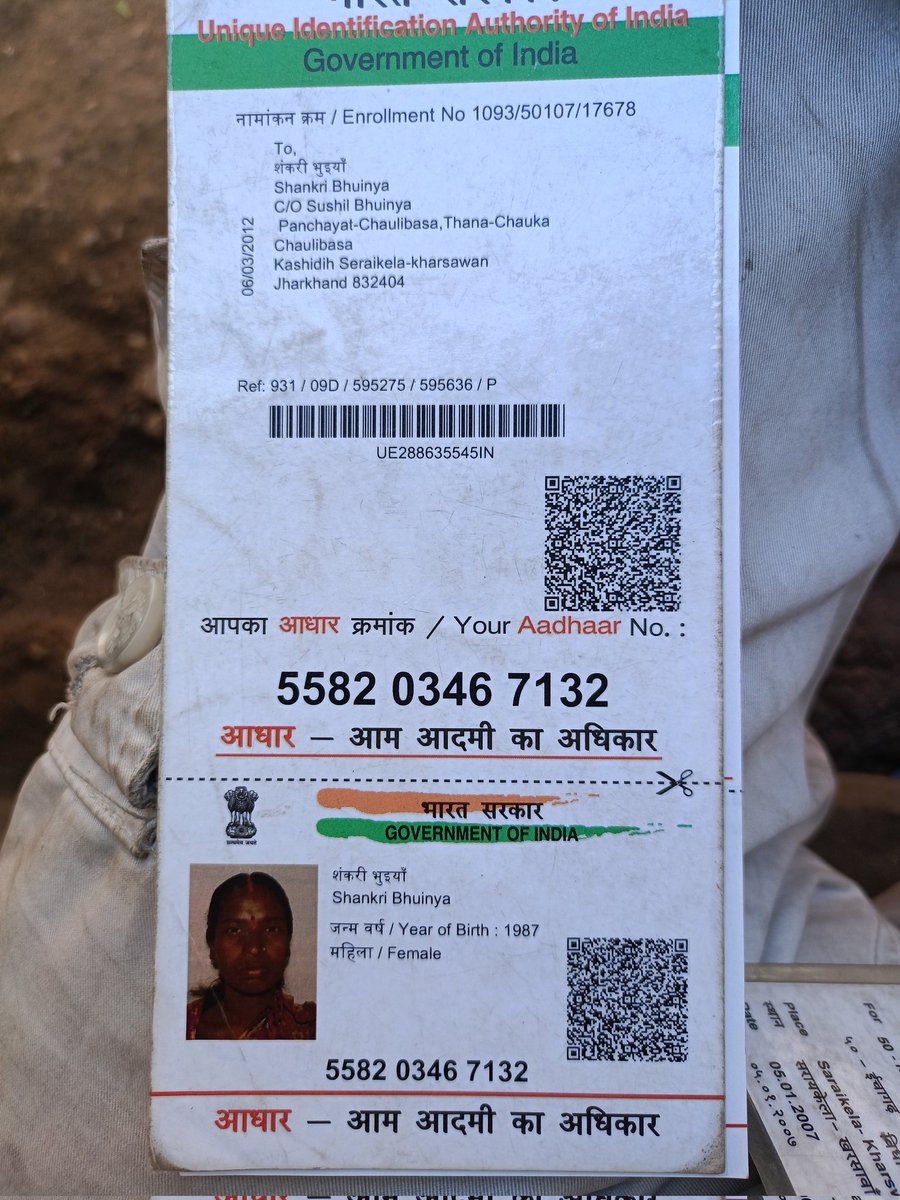 MantuParamanik8's tweet photo. इस महिला के पति का मृत्यु2साल पहले हुआ है.पति का आधार #पूर्वी_सिंहभूम व पत्नी का आधार कार्ड सरायकेला होने के कारन,सरकारी सुविधाओं से वंचित है.माननिय उपायुक्त @DCseraikella महोदय,कृपा संज्ञान लेकर बिधवा,गरीब बहन की मदद हेतु अधिकारियो को निर्देश देने की कृपा करें 🙏 https://t.co/BvSEPcz6uV
