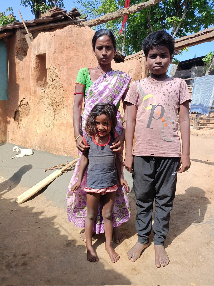 MantuParamanik8's tweet photo. इस महिला के पति का मृत्यु2साल पहले हुआ है.पति का आधार #पूर्वी_सिंहभूम व पत्नी का आधार कार्ड सरायकेला होने के कारन,सरकारी सुविधाओं से वंचित है.माननिय उपायुक्त @DCseraikella महोदय,कृपा संज्ञान लेकर बिधवा,गरीब बहन की मदद हेतु अधिकारियो को निर्देश देने की कृपा करें 🙏 https://t.co/BvSEPcz6uV