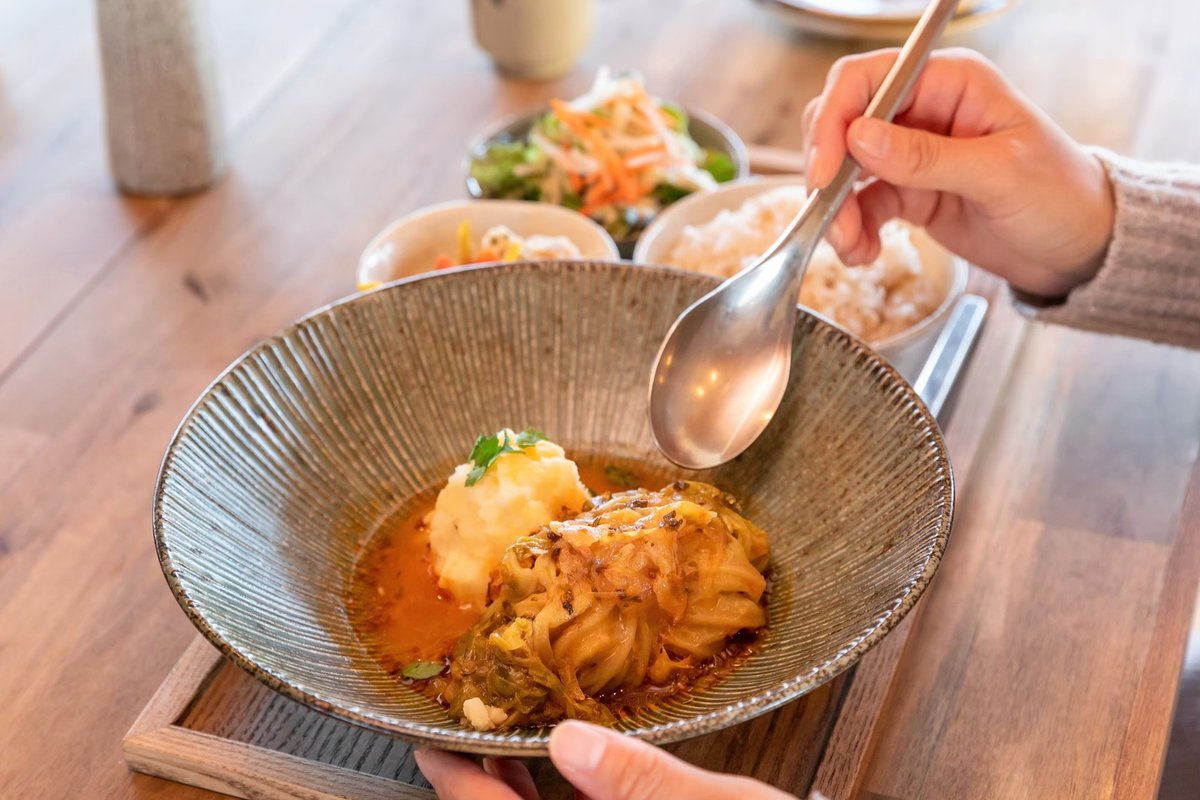 #DAILY_KASHIWA ―Exploring #Kashiwa: A guidebook. Episode.2 Gourmet Gems. #YADOYA Renovated from a historical inn, this place gives out an extraordinary atmosphere of leisure. Not only the food tastes comforting, but also the inner decoration feels like a trip to the mountains.